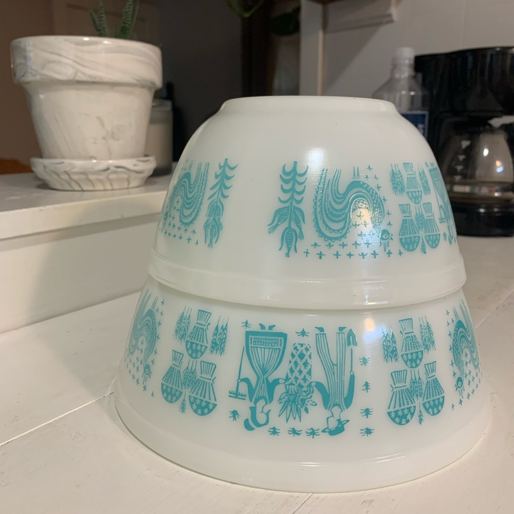 Vintage Pyrex Butterprint 402 and 403 mixing bowls